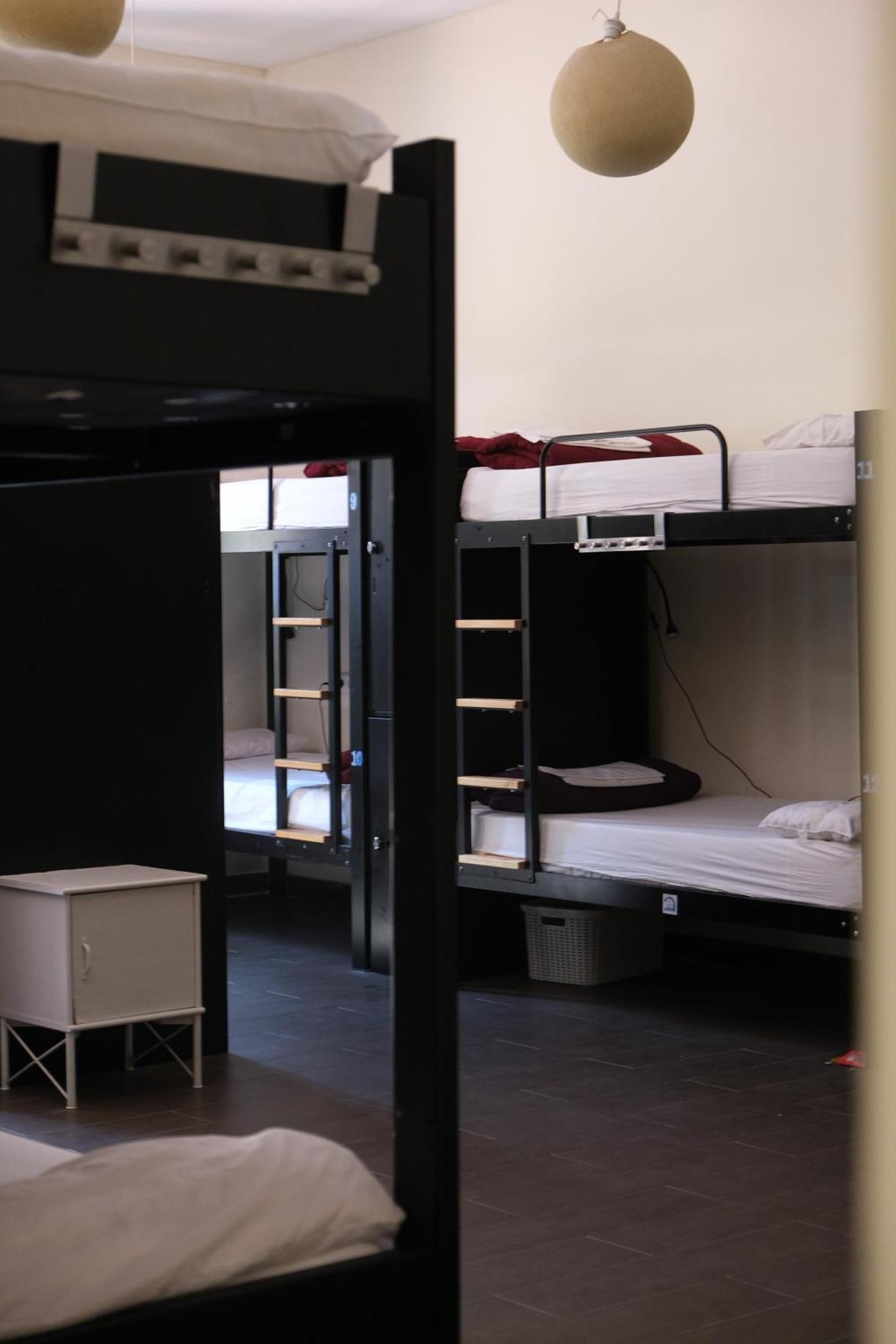Einzelbett im 16-Bett-Schlafsaal